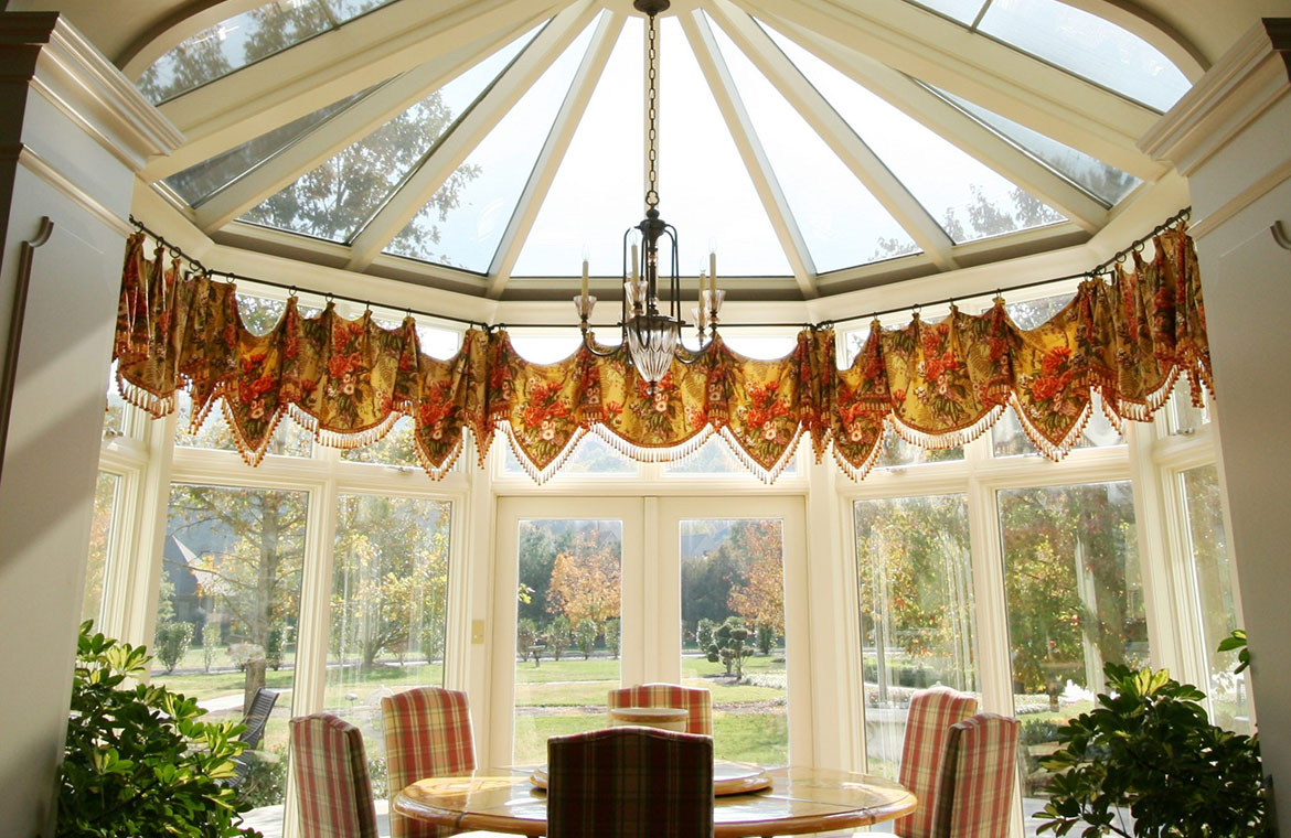Breakfast nook with glass ceiling
